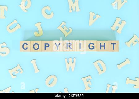 Concetto commerciale del copyright. La tipografia di parola su disposizione piatta dei blocchi di legno. Foto Stock