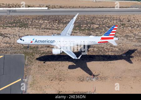 Atterraggio di aerei American Airlines Airbus A321. Aeroplano a fusoliera stretta di American Airlines utilizzato per i voli nazionali in arrivo negli Stati Uniti. Foto Stock