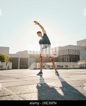 Fitness, uomo e braccio stretching in città per il riscaldamento, l'allenamento o l'allenamento cardio all'aperto. Maschio attivo in stirata di mattina per Foto Stock