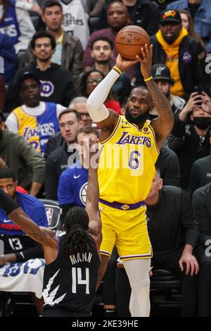 Los Angeles, California, Stati Uniti. 9th Nov 2022. Los Angeles Lakers Forward LeBron James (6) spara contro Los Angeles Clippers Guard Terance Mann (14) durante una partita di basket NBA Mercoledì, 9 novembre 2022, a Los Angeles. (Credit Image: © Ringo Chiu/ZUMA Press Wire) Foto Stock