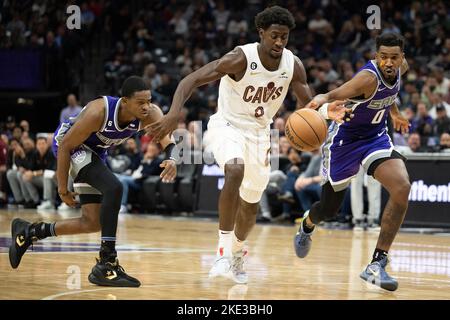 Sacramento, California, Stati Uniti. 9th Nov 2022. Sacramento Kings Guard Malik Monk (0) batte Cleveland Cavaliers Forward Kevin Love (0) per la palla nel secondo tempo durante una partita al Golden 1 Center di Sacramento, Mercoledì, 9 novembre 2022. (Credit Image: © Paul Kitagaki Jr./ZUMA Press Wire) Foto Stock