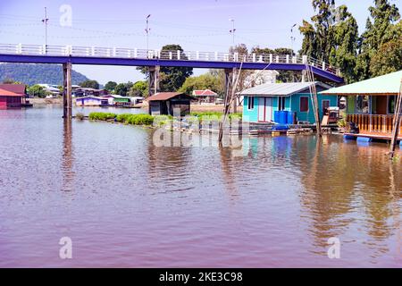 Tailandia 10-11-2022 uno de los Ríos donde viven los trabajadores del campo en pobreza extrema los sueldos bajos y comen de l Foto Stock