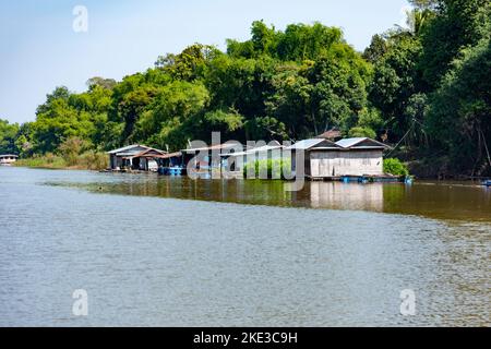 Tailandia 10-11-2022 uno de los Ríos donde viven los trabajadores del campo en pobreza extrema los sueldos bajos y comen de l Foto Stock