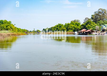 Tailandia 10-11-2022 uno de los Ríos donde viven los trabajadores del campo en pobreza extrema los sueldos bajos y comen de l Foto Stock