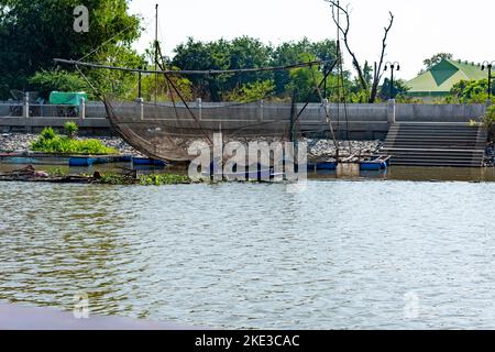 Tailandia 10-11-2022 uno de los Ríos donde viven los trabajadores del campo en pobreza extrema los sueldos bajos y comen de l Foto Stock