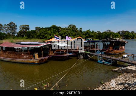 Tailandia 10-11-2022 uno de los Ríos donde viven los trabajadores del campo en pobreza extrema los sueldos bajos y comen de l Foto Stock