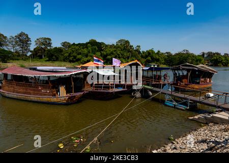 Tailandia 10-11-2022 uno de los Ríos donde viven los trabajadores del campo en pobreza extrema los sueldos bajos y comen de l Foto Stock