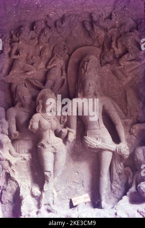 Le Grotte di Elephanta sono una collezione di templi scavati nella grotta, prevalentemente dedicati al dio indù Shiva. Si trovano sull'isola di Elephanta, o Gharapuri, nel porto di Mumbai, a 10 chilometri a est di Mumbai, nello stato indiano di Mahārāshtra. Ha cinque grotte indù, alcuni stupa buddhisti tumuli che risalgono al 2nd ° secolo a.C. e due grotte buddhiste con serbatoi d'acqua. Le sculture narrano le mitologie indù, con i grandi 5,45 metri monolitici Trimurti Sadashiva (Shiva a tre facce), Nataraja (Signore della danza) e Yogishvara (Signore dello Yoga) che sono i più celebrati. Foto Stock