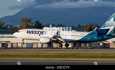 Richmond, British Columbia, Canada. 9th Nov 2022. Un WestJet Boeing 737-8 MAX Jetliner (C-FXWJ) atterra all'Aeroporto Internazionale di Vancouver. (Credit Image: © Bayne Stanley/ZUMA Press Wire) Foto Stock