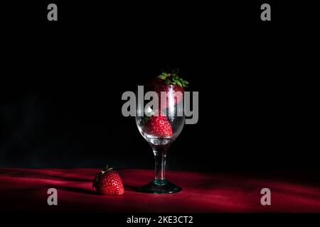 Fragole in una tazza di vetro Foto Stock