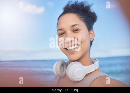 Donna, selfie fitness, felice in spiaggia con sorriso per l'allenamento, l'esercizio fisico o l'allenamento. Esercizio fisico, salute o sport influenzatore di salute donna per il benessere Foto Stock