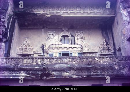 Grotte di Ellora:- questo è un sito patrimonio dell'umanità dell'UNESCO situato nel ghat occidentale della catena montuosa di sahyadri, sul fiume waghora, nel distretto di Aurangabad di Maharashtra. E' una delle piu' grandi caverne del Tempio Indù scavate nella roccia. Le grotte di Ellora sono famose per il Buddismo e rappresentano la sede delle divinità buddiste. Le grotte prominenti sono Cave15 Cave of Ten incarnations, Cave 16 Kailasa il più grande tempio monolitico, Cave 21 Ramesvara e Cave 29 Dumar Lena. Foto Stock