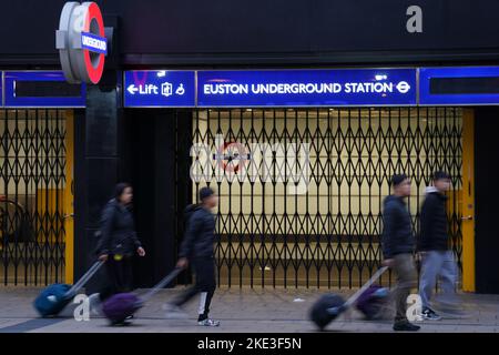 La gente passa davanti alle imposte chiuse all'ingresso della stazione della metropolitana Euston nel centro di Londra, durante uno sciopero dei membri del sindacato ferroviario, marittimo e dei trasporti (RMT) e di Unite, in una disputa a lungo in corso su posti di lavoro e pensioni. Lo sciopero dei lavoratori dei trasporti a Londra dovrebbe causare il caos dei viaggi con servizi limitati sulla metropolitana. Data immagine: Giovedì 10 novembre 2022. Foto Stock