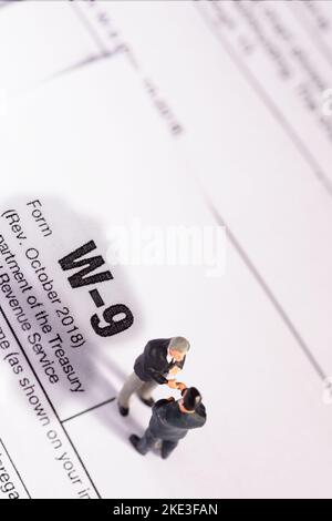 Giocattoli in miniatura concetto di deposito fiscale W9 Foto Stock
