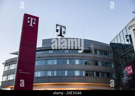 Bonn, Germania. 10th Nov 2022. Il logo della sede di Deutsche Telekom è spento la mattina. La società presenta i dati di bilancio relativi al terzo trimestre. Credit: Oliver Berg/dpa/Alamy Live News Foto Stock