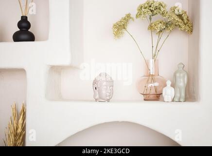 Design degli interni. Scaffali con accessori eleganti e libri in interni  Foto stock - Alamy