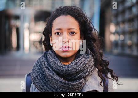 Primo piano testa ripresa ritratto di isolatedseria, fiduciosa donna d'affari guardare dritto, con stile elegante, aspetto attraente. Giovane Foto Stock