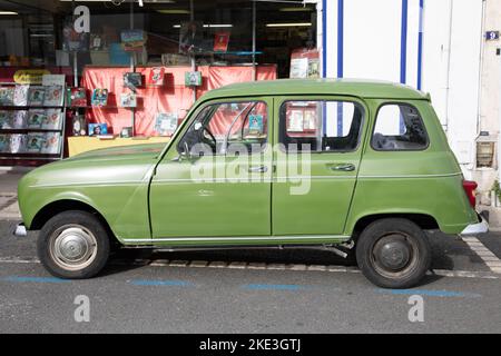 Bordeaux , Aquitaine Francia - 10 30 2022 : Renault 4 4L auto verde retrò antico oldtimer anni sessanta R4 Foto Stock