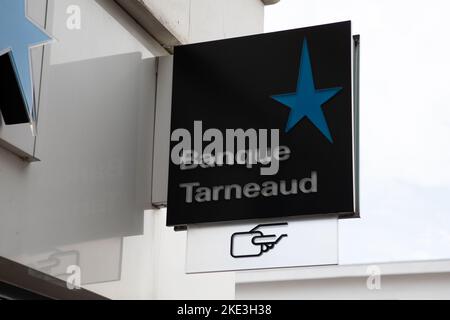 Bordeaux , Aquitaine France - 11 02 2022 : Banque tarneaud segno marchio e logo di testo della sede principale e atm agenzia bancaria francese Foto Stock