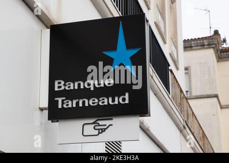 Bordeaux , Aquitaine France - 11 02 2022 : Banque tarneaud testo segno e logo marchio star blu ufficio banca francese facciata agenzia Foto Stock