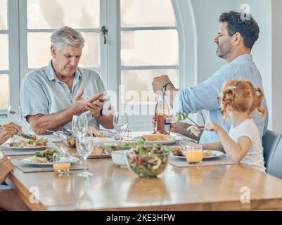 Pranzo, sala da pranzo e famiglia mangiare insieme in festa in una casa moderna con cibo e champagne. Nonno ferito in pensione, padre e. Foto Stock