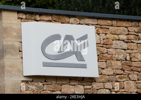 Bordeaux , Aquitaine France - 11 02 2022 : logo ca marchio e segno di testo della banca francese agenzia in ingresso muro edificio facciata ufficio Foto Stock