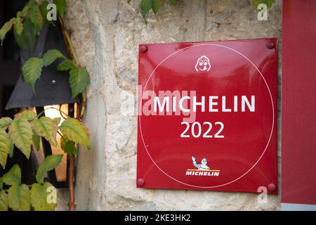 Bordeaux , Aquitaine France - 11 01 2022 : Michelin 2022 rosso smaltato targa libro Guida cartello con logo marchio su Good Restaurant Wall buil Foto Stock