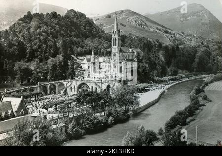 Veduta aerea del Santuario di nostra Signora di Lourdes, Francia 1960s Foto Stock