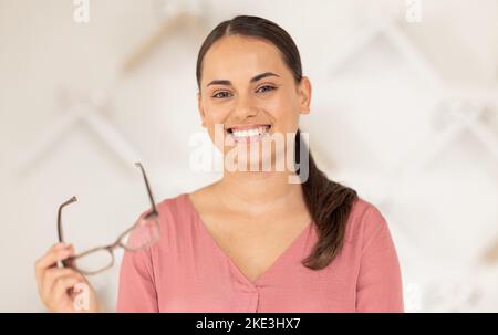 Donna, occhiali di moda e visione per gli occhi in clinica optometria, negozio oftalmologia e negozio di assistenza per gli occhi. Ritratto, sorriso e cliente felice con Foto Stock