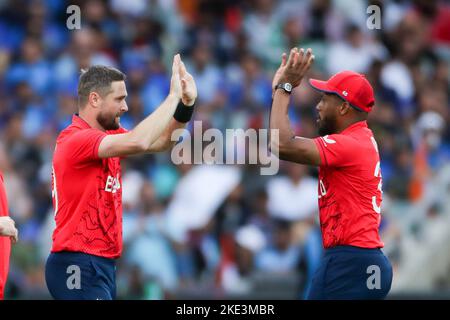 Il britannico Chris Woakes celebra il wicket del KL Rahul indiano con Chris Jordan (a destra) durante la semifinale di Coppa del mondo T20 all'Adelaide Oval, Adelaide. Data immagine: Giovedì 10 novembre 2022. Foto Stock