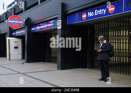 Un pendolarista si trova accanto alle imposte chiuse all'ingresso della stazione della metropolitana di Euston nel centro di Londra durante uno sciopero dei membri del sindacato ferroviario, marittimo e dei trasporti (RMT) e di Unite, in una disputa a lungo in corso su posti di lavoro e pensioni. Lo sciopero dei lavoratori dei trasporti a Londra dovrebbe causare il caos dei viaggi con servizi limitati sulla metropolitana. Data immagine: Giovedì 10 novembre 2022. Foto Stock