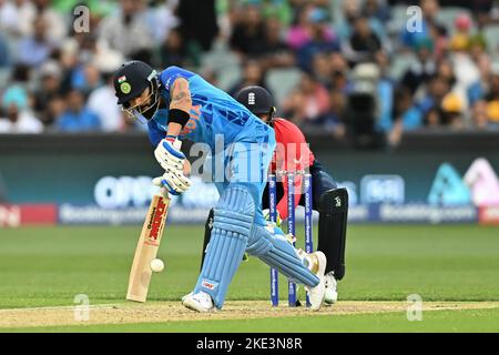 Virat Kohli of India ha suonato durante la partita di semifinale della Coppa del mondo di ICC Men's T20 tra India e Inghilterra ad Adelaide Oval il 10 novembre 2022 ad Adelaide, Australia. IMMAGINE LIMITATA ALL'USO EDITORIALE - NON UTILIZZARE ESCLUSIVAMENTE A FINI COMMERCIALI Foto Stock