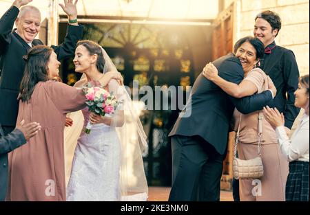 Famiglia, matrimonio in chiesa per la sposa e lo sposo che abbraccia la celebrazione e la felicità per il matrimonio cerimonia di congedo. Felice coppia sposata dicendo Foto Stock