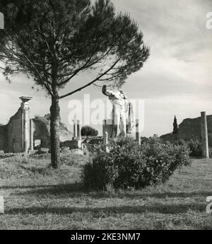 Antico tempio romano di Ercole a Ostia Antica, Roma, Italia 1960s Foto Stock