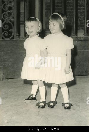 Due bambine vestite in bianco, Italia 1966 Foto Stock