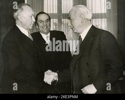 Il presidente tedesco occidentale Theodor Heuss (a destra) stringe le mani con il cancelliere federale Konrad Adenauer (a sinistra), al centro di Wilhelm Niklas, Berlino 1950 Foto Stock