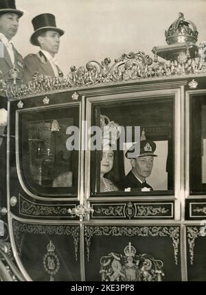 Il re britannico George VI e la regina Elisabetta nel loro pullman sulla strada per Westminster per aprire il Parlamento, Londra, Regno Unito 1947 Foto Stock