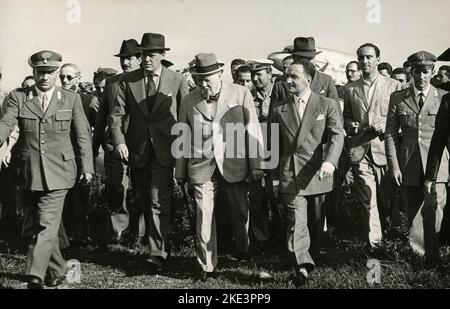 L'ex britannico PM Winston Churchill arriva all'aeroporto di Orio al Serio, Italia 1950 Foto Stock