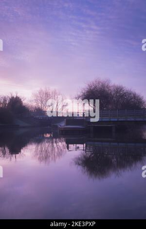 Immagine HDR di 2 ponti sulla linea Leicester del canale di Unione in una scena ghiacciata in inverno all'alba Foto Stock