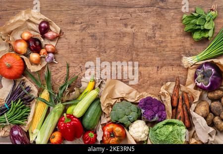 Verdure fresche su vecchio tavolo di legno. Vista dall'alto. Prodotto ad alta risoluzione. Foto Stock