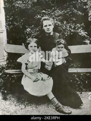 Ritratto del fisico polacco-francese Marie Curie, vincitore del Premio Nobel, e delle sue figlie Irene ed Eva, Francia 1890s Foto Stock