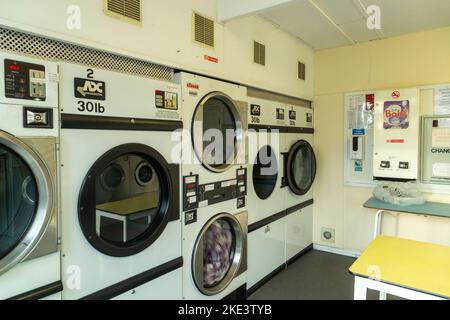 Una lavanderia commerciale a gettoni nel Galles di Barmouth. Foto Stock