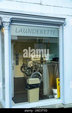 Una lavanderia commerciale a gettoni nel Galles di Barmouth. Foto Stock