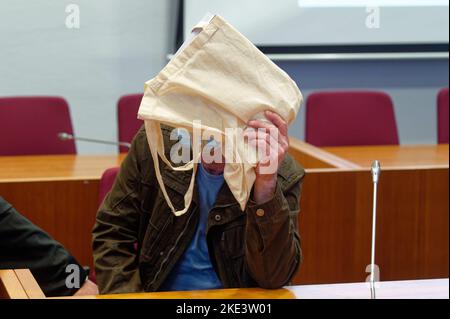 Bonn, Germania. 10th Nov 2022. Il convenuto siede nella sala del tribunale della Corte Regionale di Bonn all'inizio di un processo per omicidio. L'uomo ha già servito 32 anni in prigione. Nel 1988, i tedeschi avevano strangolato un bambino e sua nonna nel Sauerland ed erano stati legalmente condannati alla detenzione a vita e alla detenzione preventiva. Credit: Henning Kaiser/dpa/Alamy Live News Foto Stock