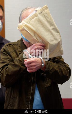 Bonn, Germania. 10th Nov 2022. L'imputato viene portato nella sala del tribunale della Corte Regionale di Bonn per l'avvio di un processo per omicidio. L'uomo ha già servito 32 anni in prigione. Nel 1988, i tedeschi avevano strangolato un bambino e sua nonna nel Sauerland ed erano stati legalmente condannati alla detenzione a vita e alla detenzione preventiva. Credit: Henning Kaiser/dpa/Alamy Live News Foto Stock