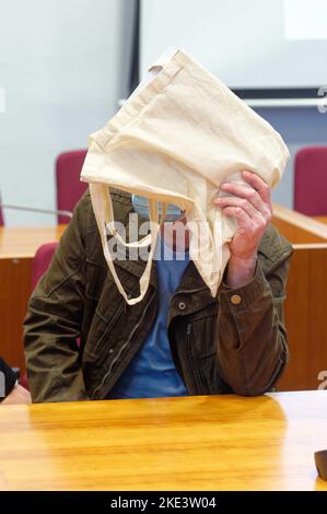 Bonn, Germania. 10th Nov 2022. Il convenuto siede nella sala del tribunale della Corte Regionale di Bonn all'inizio di un processo per omicidio. L'uomo ha già servito 32 anni in prigione. Nel 1988, i tedeschi avevano strangolato un bambino e sua nonna nel Sauerland ed erano stati legalmente condannati alla detenzione a vita e alla detenzione preventiva. Credit: Henning Kaiser/dpa/Alamy Live News Foto Stock