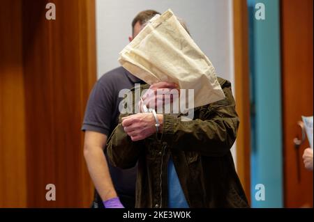 Bonn, Germania. 10th Nov 2022. L'imputato arriva nella sala di giustizia del Tribunale regionale di Bonn all'inizio di un processo per omicidio. L'uomo ha già servito 32 anni in prigione. Nel 1988, i tedeschi avevano strangolato un bambino e sua nonna nel Sauerland e sono stati legalmente condannati alla detenzione a vita e alla detenzione preventiva. Credit: Henning Kaiser/dpa/Alamy Live News Foto Stock