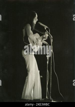 Cantante, cantautore e attivista americano Joan Baez, 1970s Foto Stock
