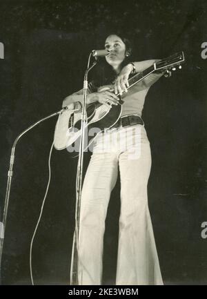 Cantante, cantautore e attivista americano Joan Baez, 1970s Foto Stock