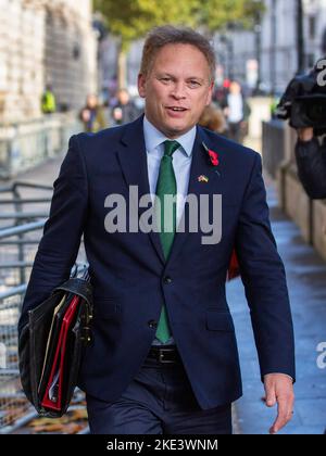 Segretario di Stato per le imprese, l'energia e la strategia industriale del Regno Unito Grant Shapps è interrogato dalla stampa mentre si avvicina a Downing Foto Stock